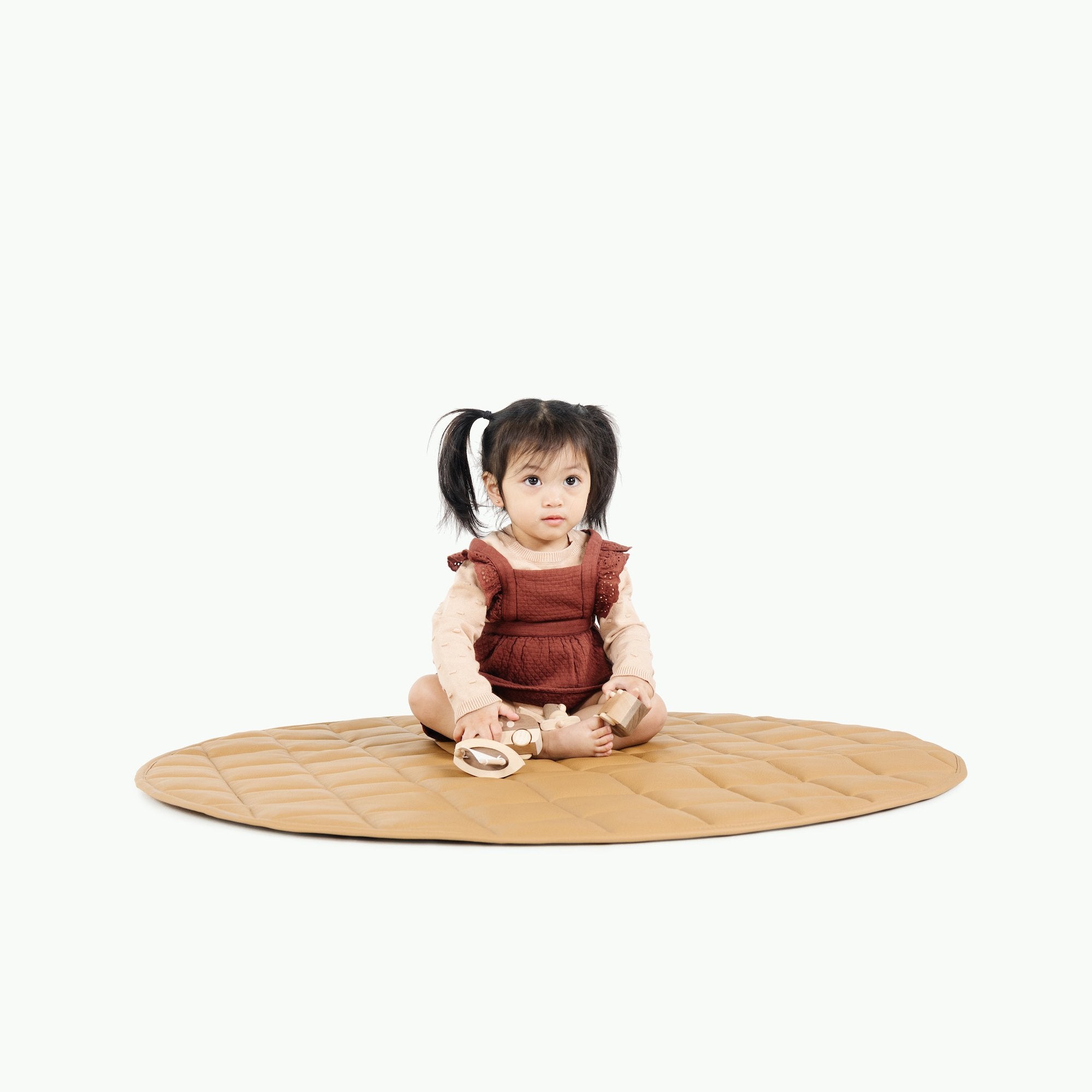 Camel / Circle@Kid sitting on the Camel Mini Circle Quilted Mat