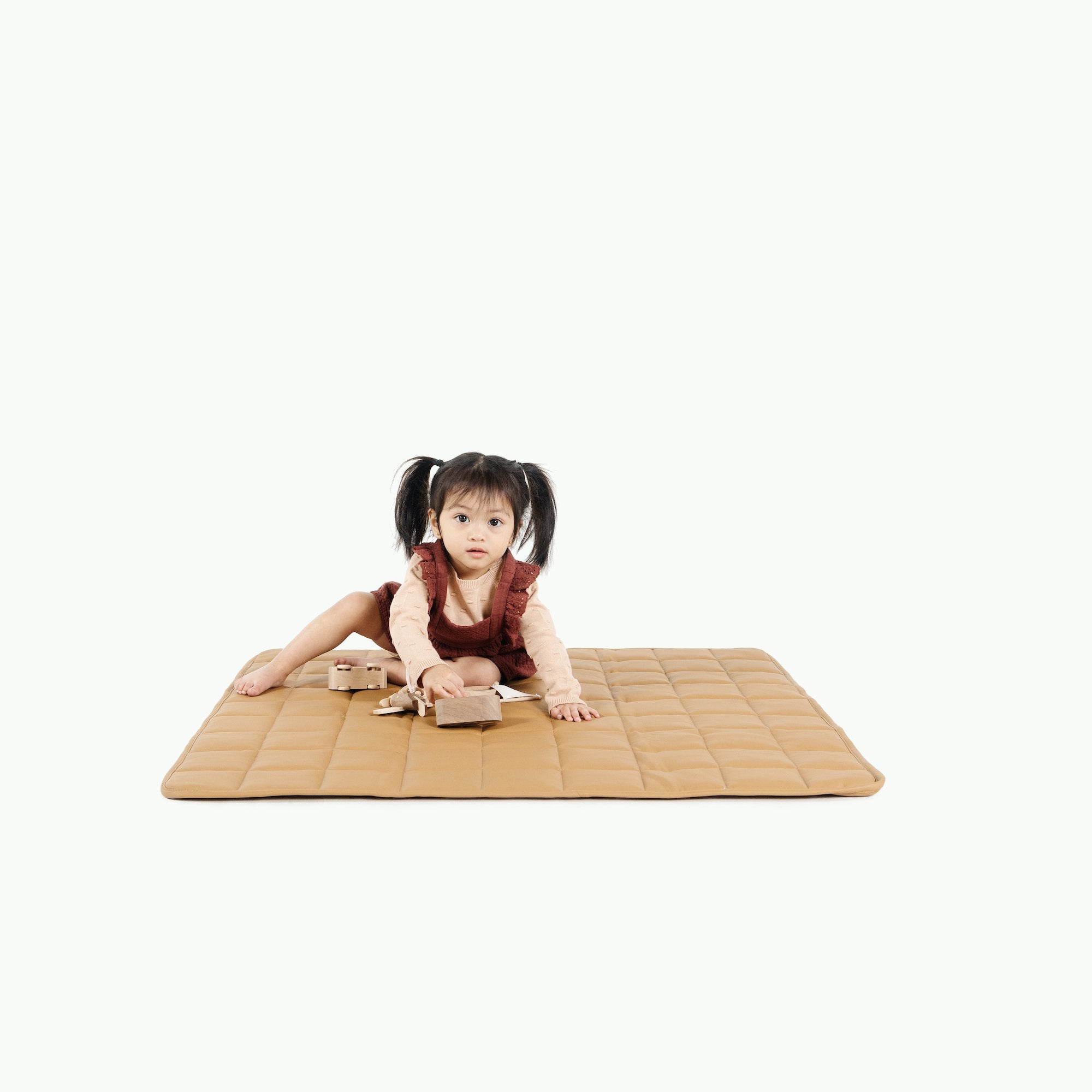 Camel / Square@Kid sitting on the Camel Mini Square Quilted Mat