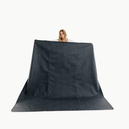 Raven / Square@Woman holding the Raven Maxi Square Mat