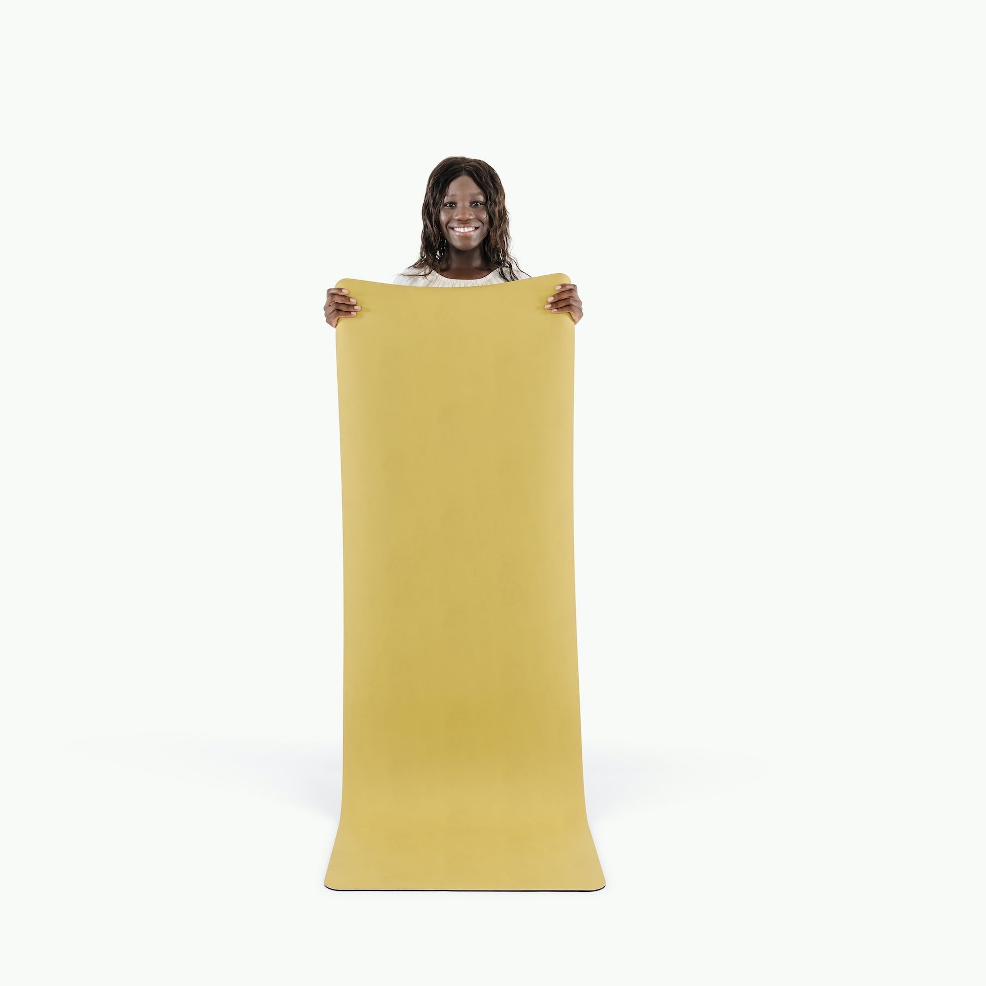 Soleil (on sale)@Woman holding the Large Soleil Home Mat