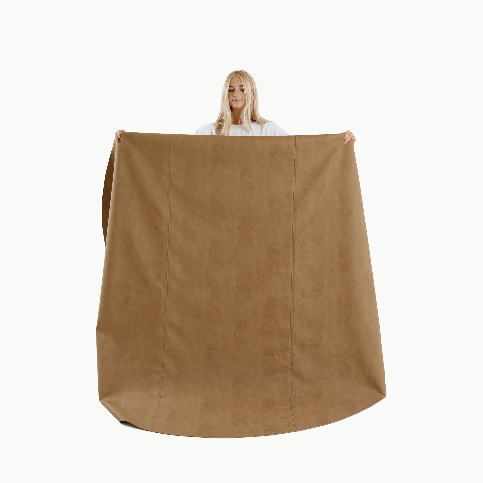 Tannin (on sale) / Circle@Woman holding the Tannin Circle Maxi Mat