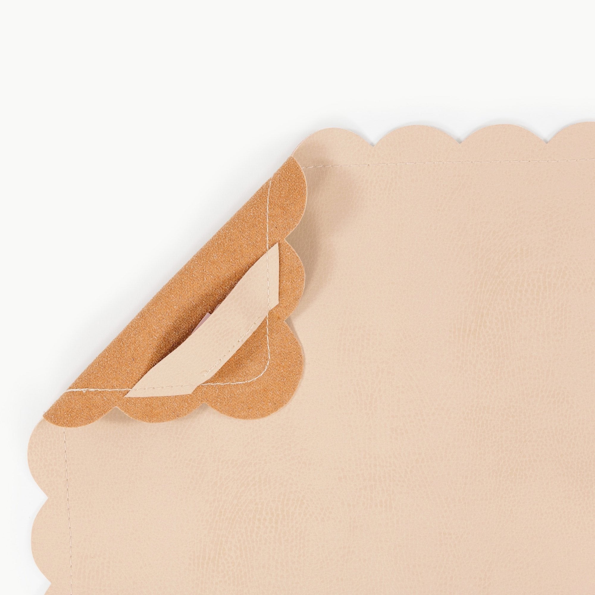 Untanned Scallop (on sale)@Hanging tab detail on the Untanned Scallop Midi Mat