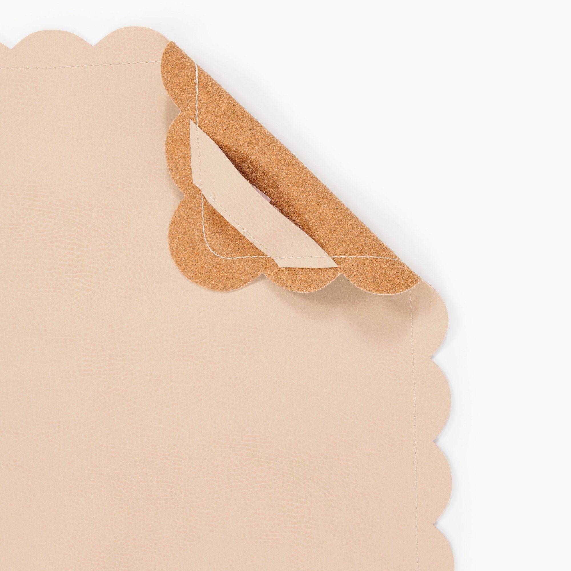 Untanned Scallop@Hanging tab detail on the Untanned Scallop Midi+