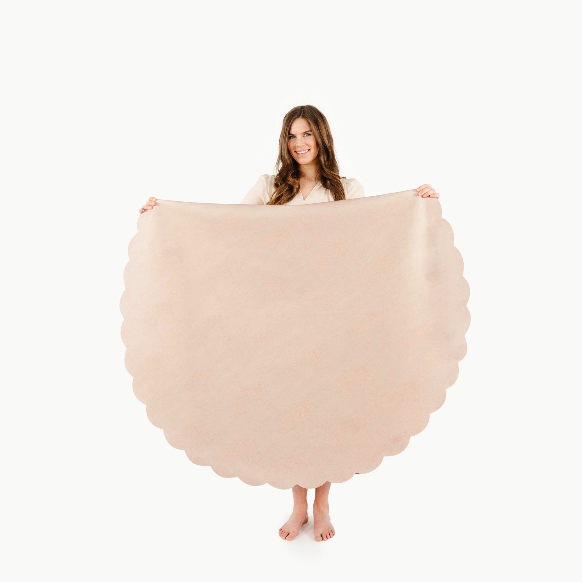 Untanned Scallop (on sale) / Circle@Woman holding the Untanned Scallop Circle Midi Mat