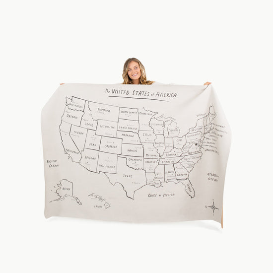 USA Map@Woman holding the Midi+ USA Map