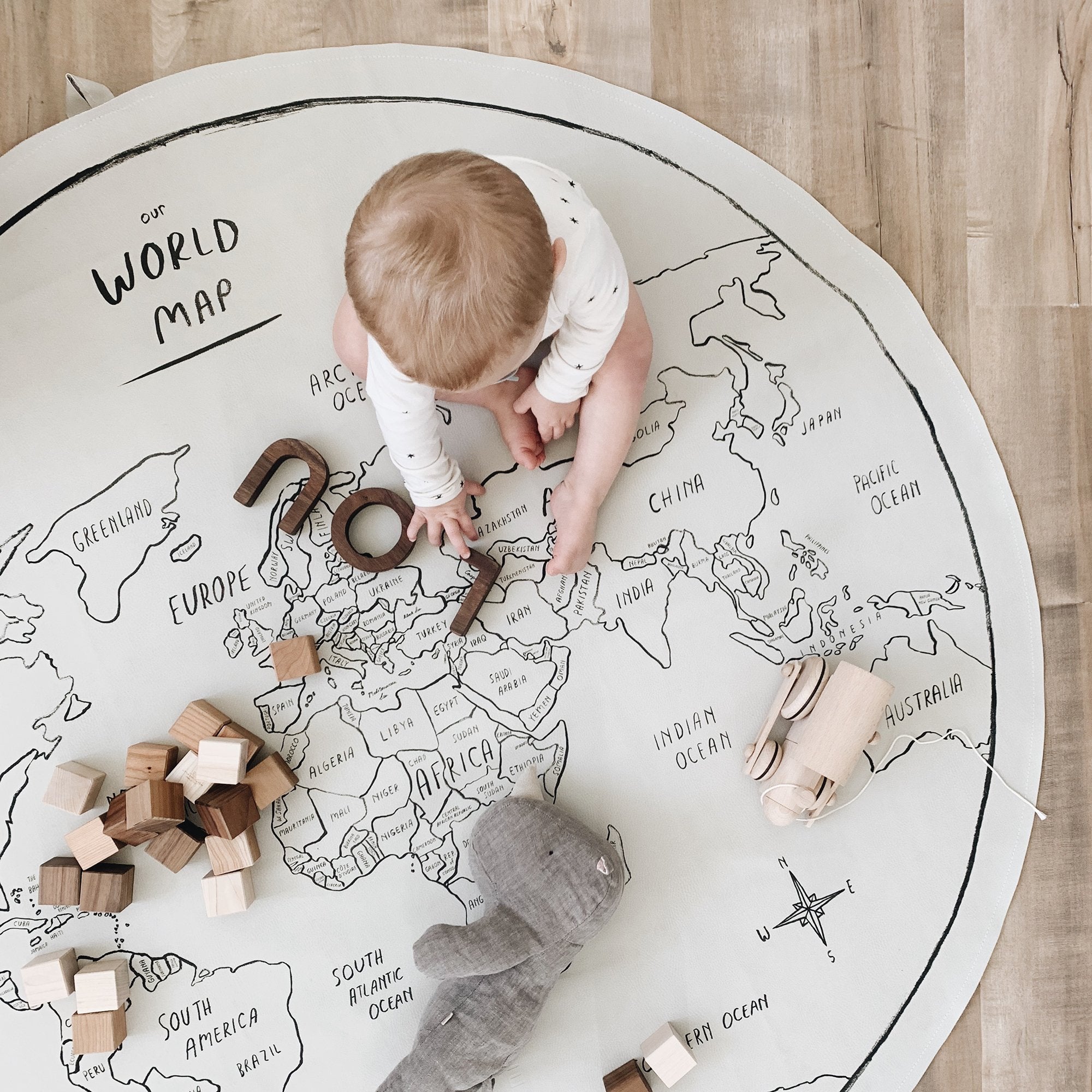 World Map / Circle@Overhead kid sitting on the World Map Midi Circle Mat