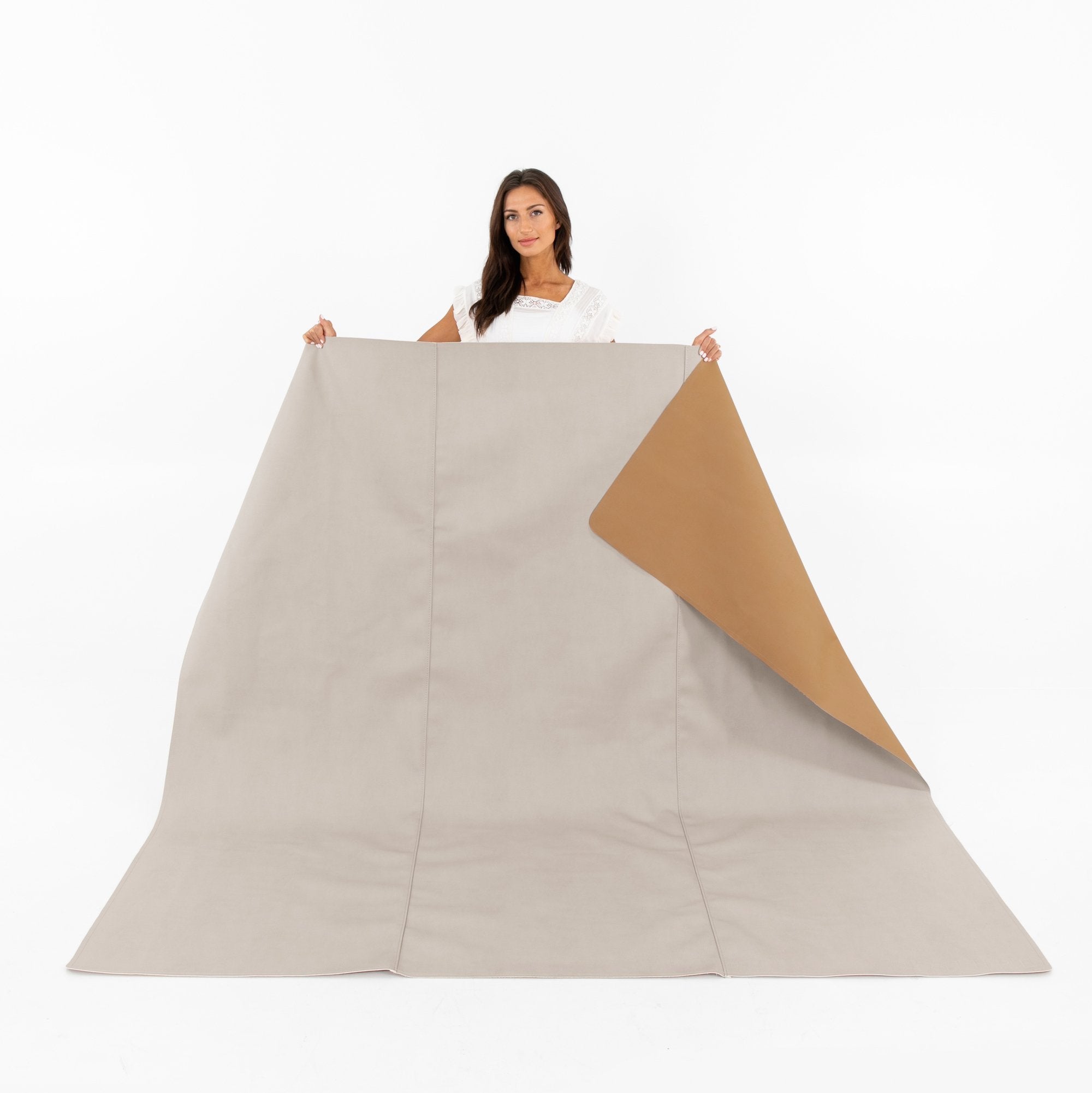 Fog/Camel (on sale) / Square@Woman holding the Fog/Camel Maxi Square Mat 