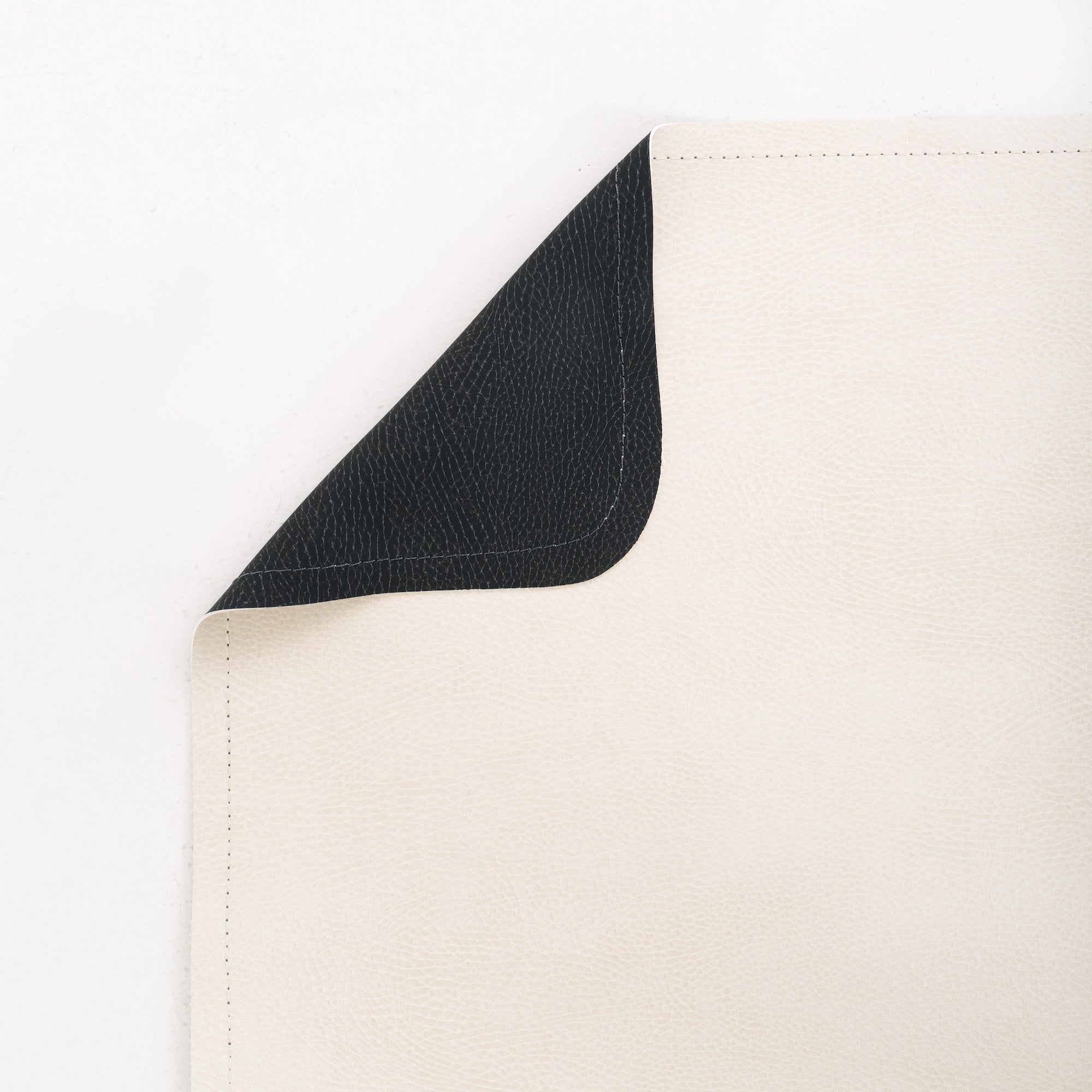 Ivory • Raven (on sale) / Square@Hanging tab of the ivory/raven midi mat  