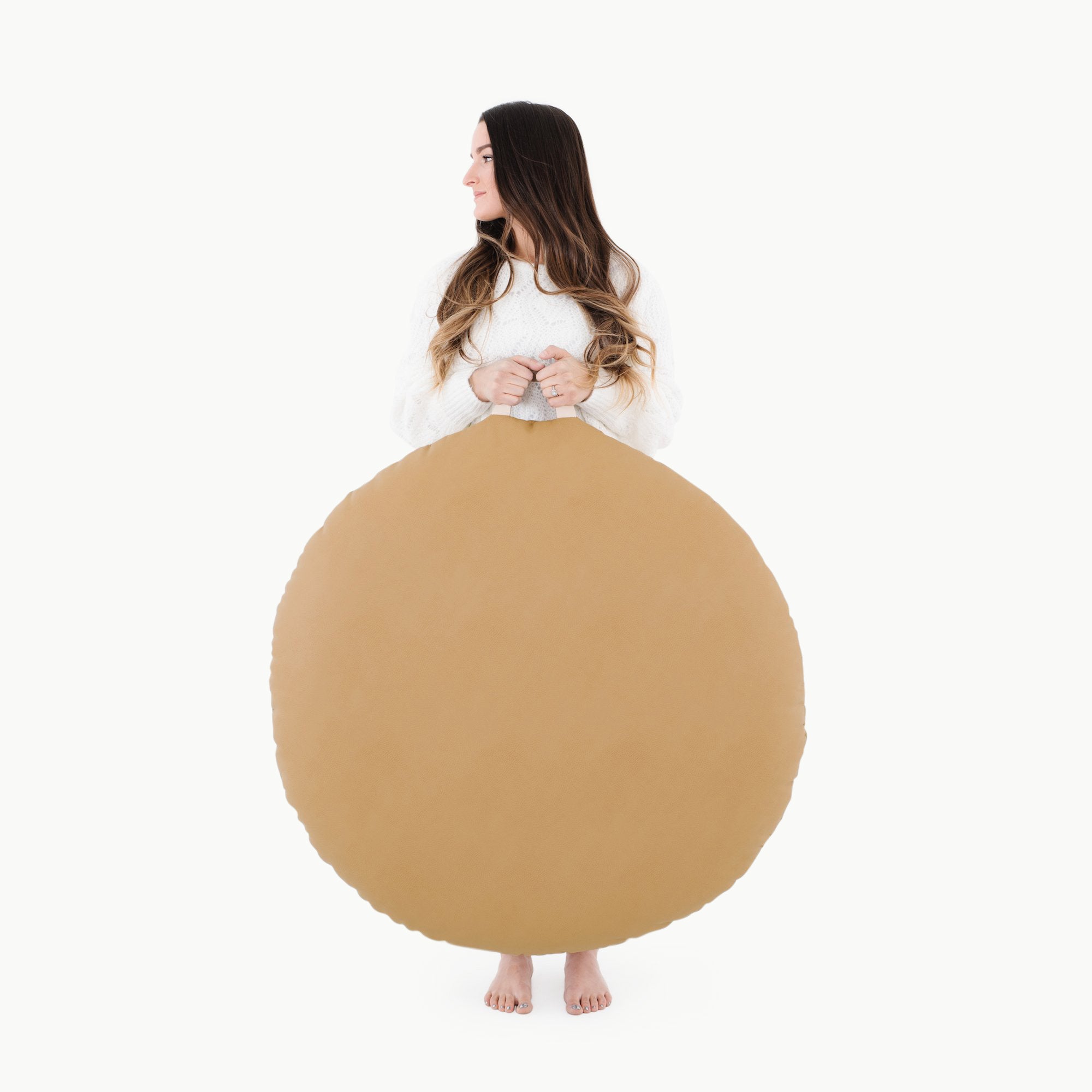 Camel / Circle@woman holding the camel circle floor cushion