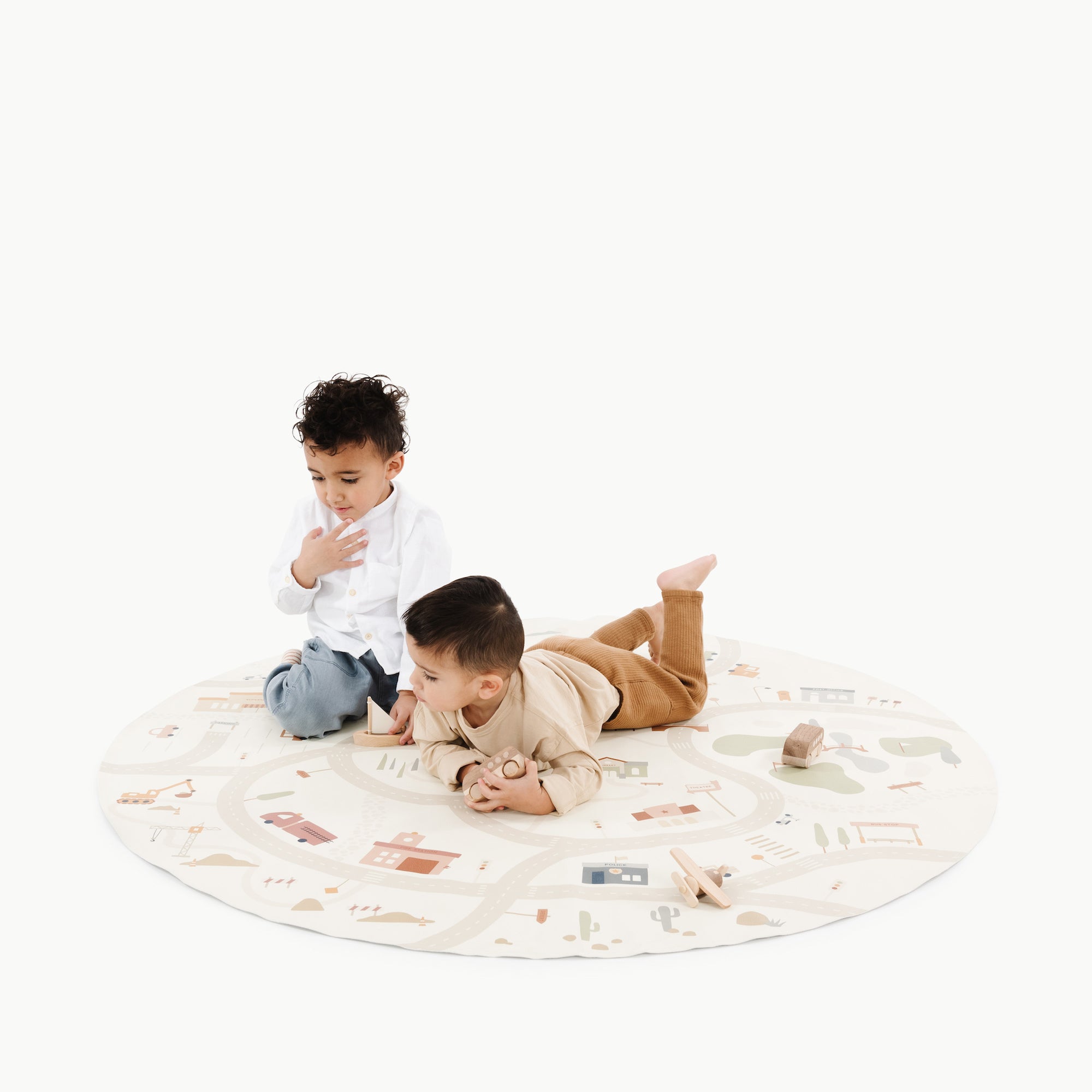 Commons@kids playing on the midi circle commons mat